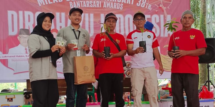 Bagikan 500 Bibit Tanaman di Bogor, Mahasiswa KKN UNUSIA dapat Apresiasi dari Warga