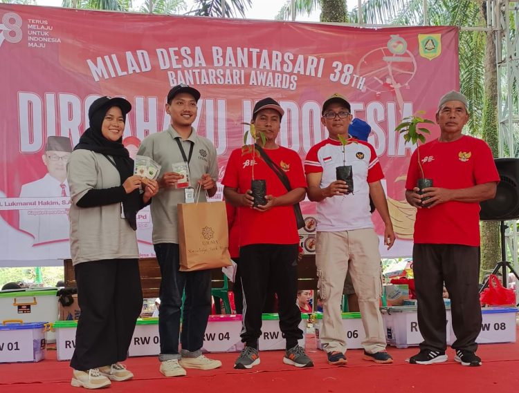 Bagikan 500 Bibit Tanaman di Bogor, Mahasiswa KKN UNUSIA dapat Apresiasi dari Warga